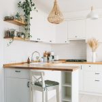 Biela kuchyňa s drevenou doskou