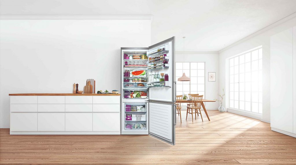 Otvorená chladnička v bielej kuchyni