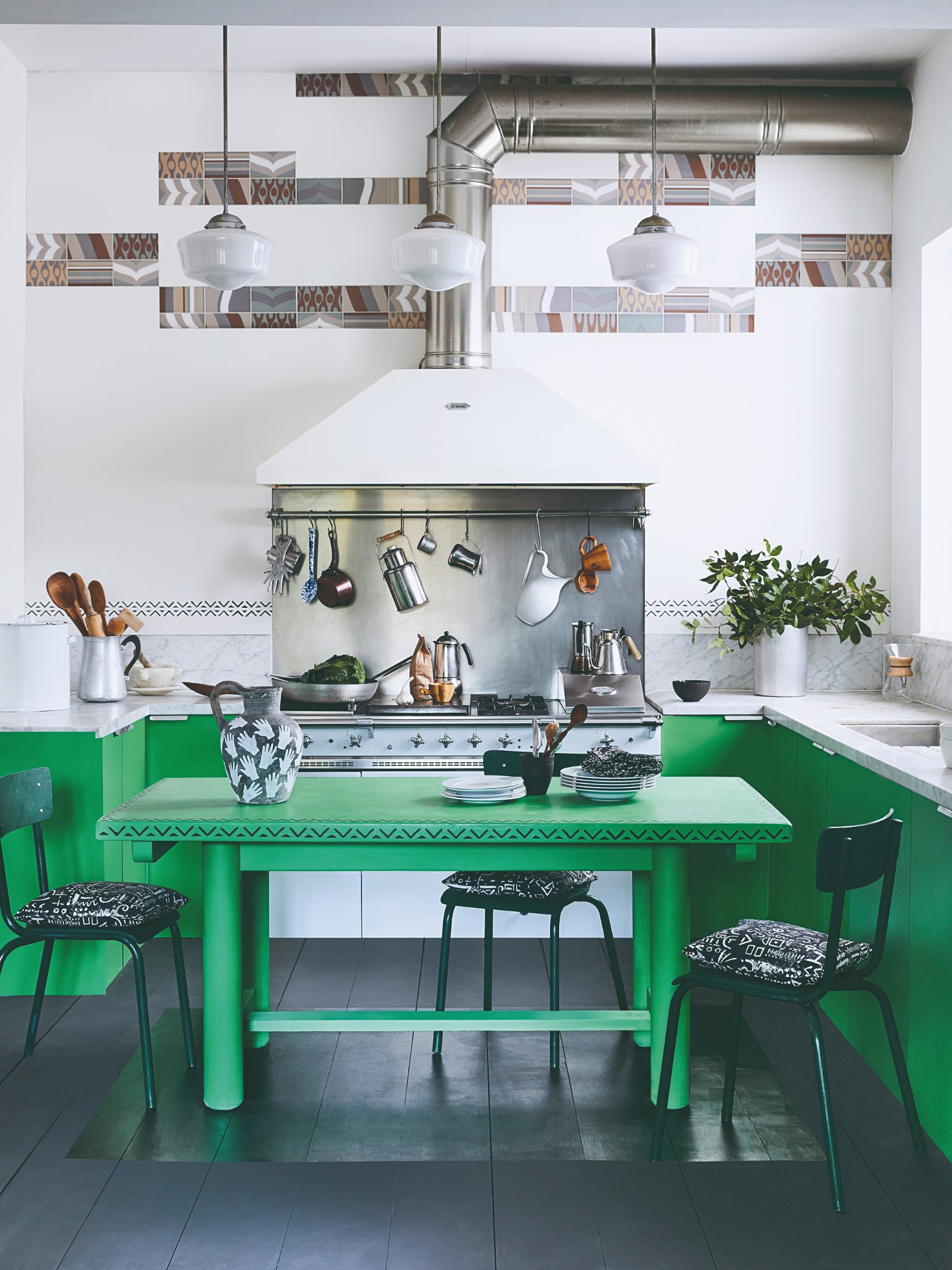 Zelený stôl a linka v kuchyni