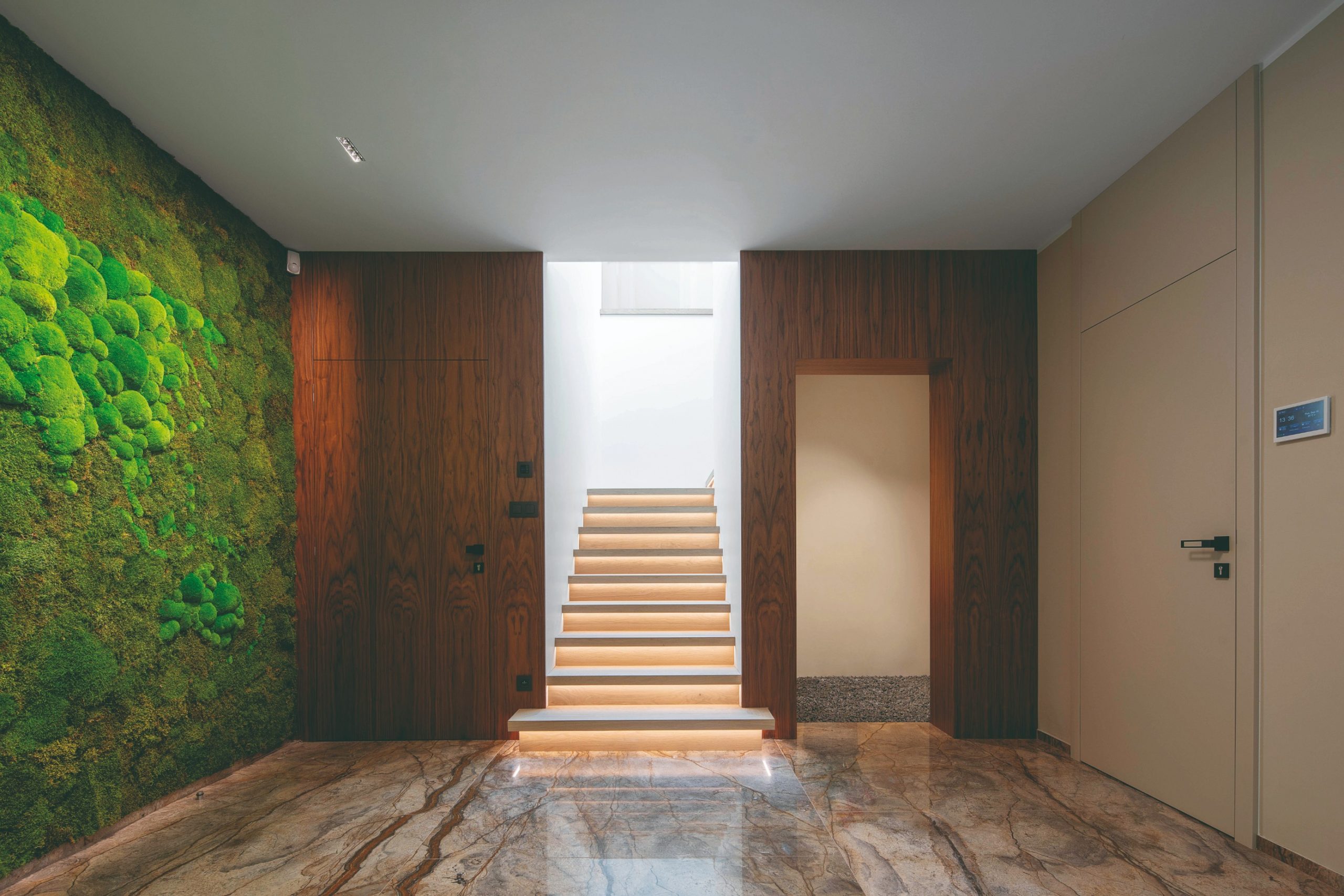 V celom interiéri dominujú kvalitné prírodné materiály. Vo vstupnej hale a v kúpeľniach sú použité obklady z mramoru, ónyxu a z travertínu, podlahy obytného podlažia sú z masívnej dubovej palubovky.