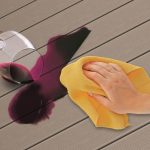 Vyliate víno na terase a ruka s handrou