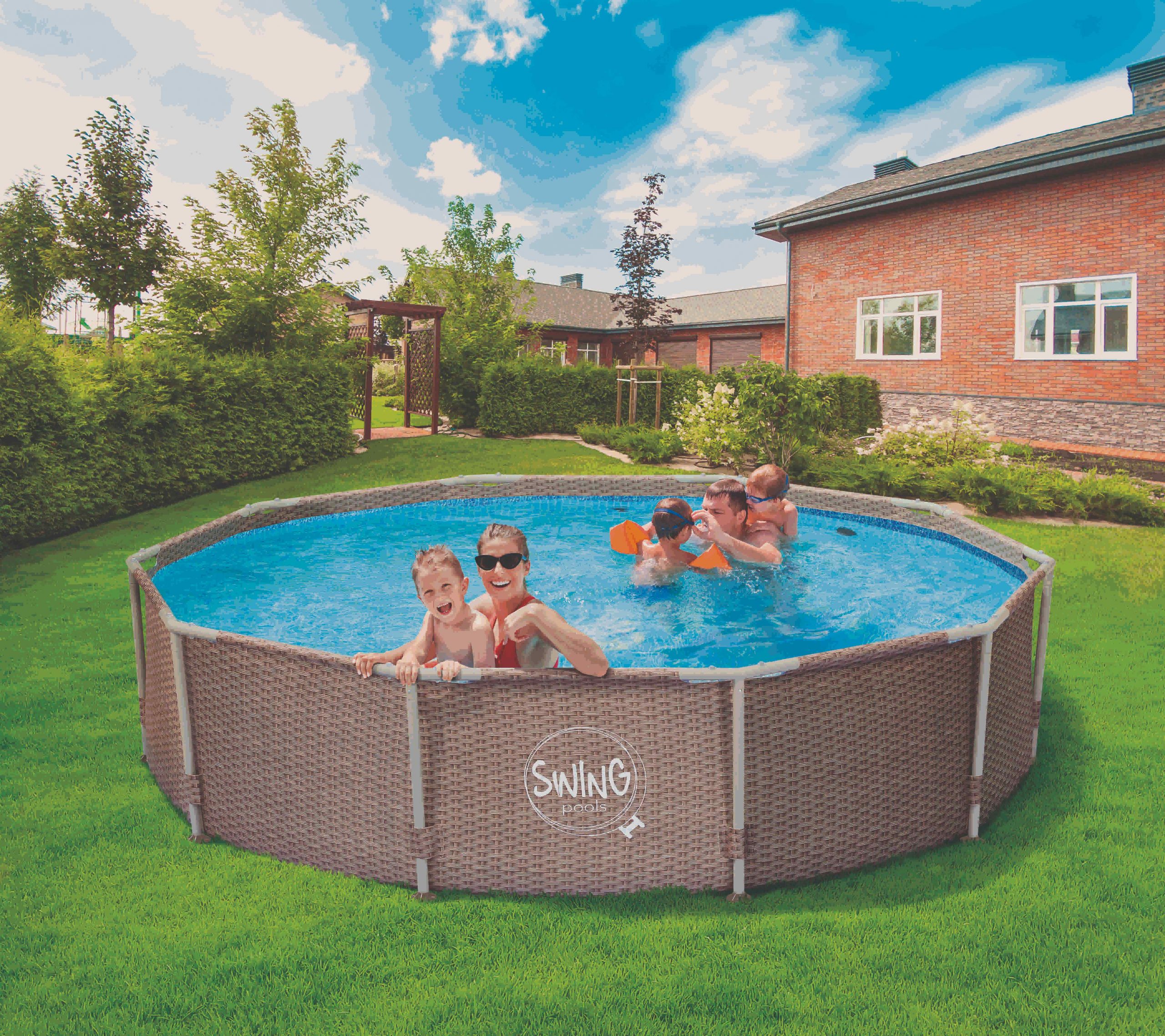 Rámový bazén s ľuďmi na záhrade