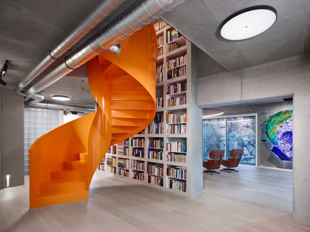 Oranžové točité schody veľká knižnica