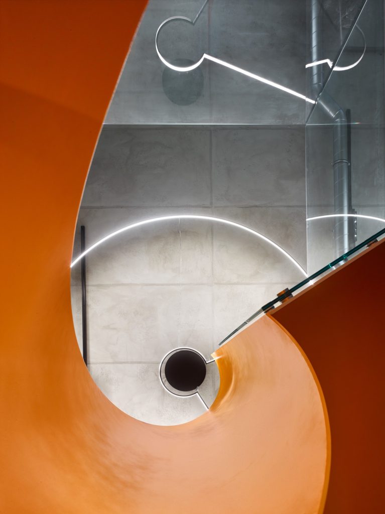 Oranžové točité schody do privátneho poschodia