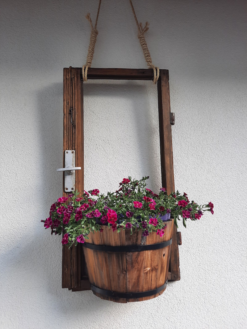 Pani majiteľka neváhala a počas rekonštrukcie si odkladala, na prvý pohľad nepoužiteľné, prvky starej chalupy a tie potom využila na dekorácie. 