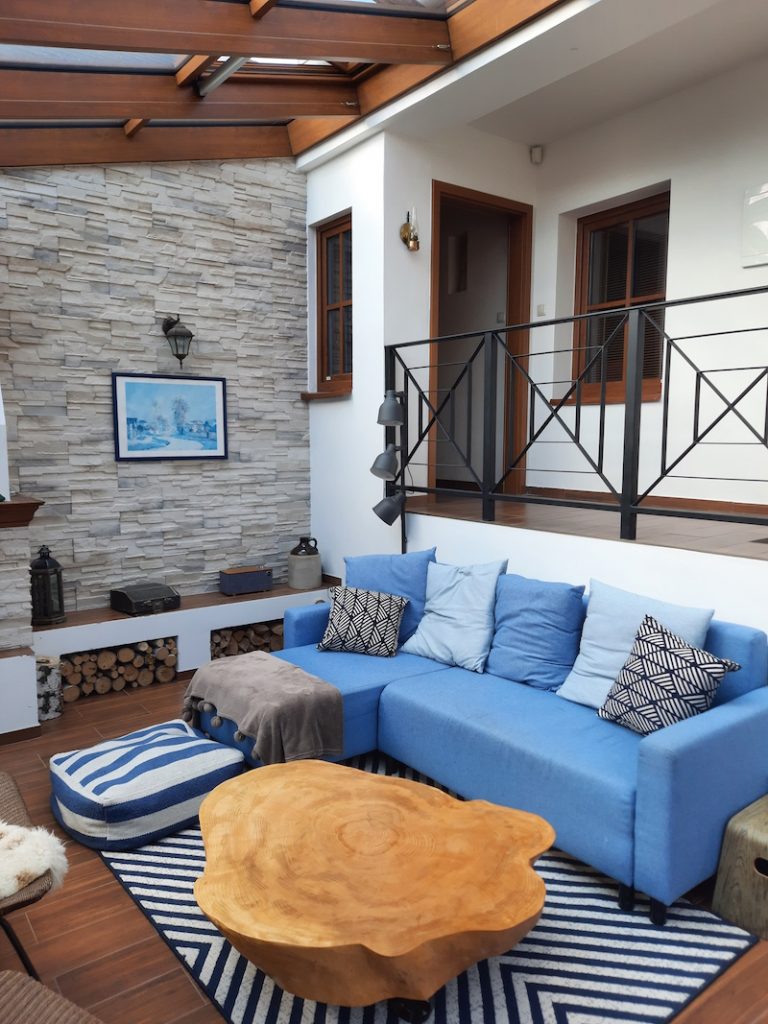Obývačka v chalupe s modrou sedačkou