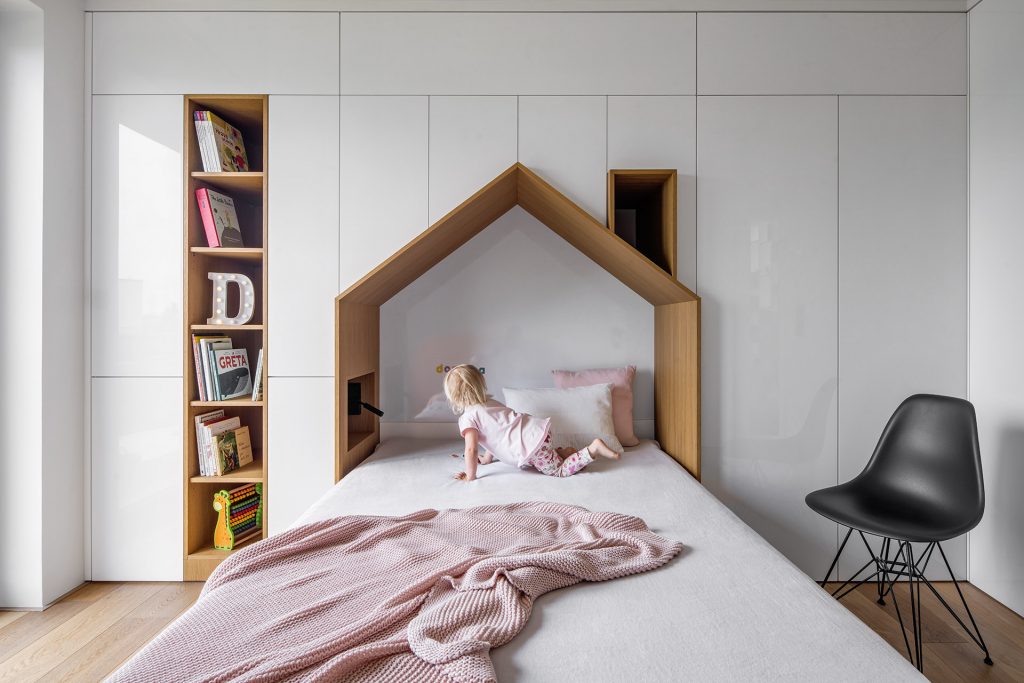 Detská posteľ s nikou v tvare domčeka