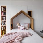 Detská posteľ s nikou v tvare domčeka