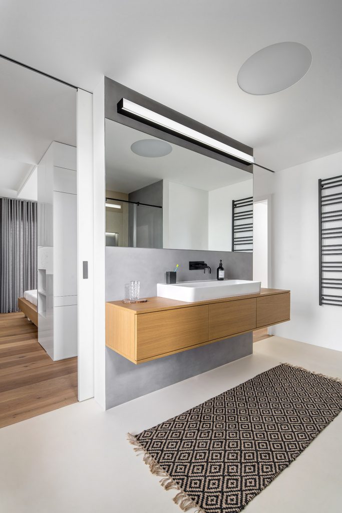 Moderná bielo sivá kúpeľňa s drevom