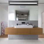 Moderná bielo sivá kúpeľňa s drevom
