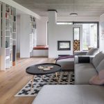 Obývačka s krbom a veľkým sivým gaučom