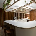 Kuchyňa do U s barovými stoličkami a konštrukciou na strope