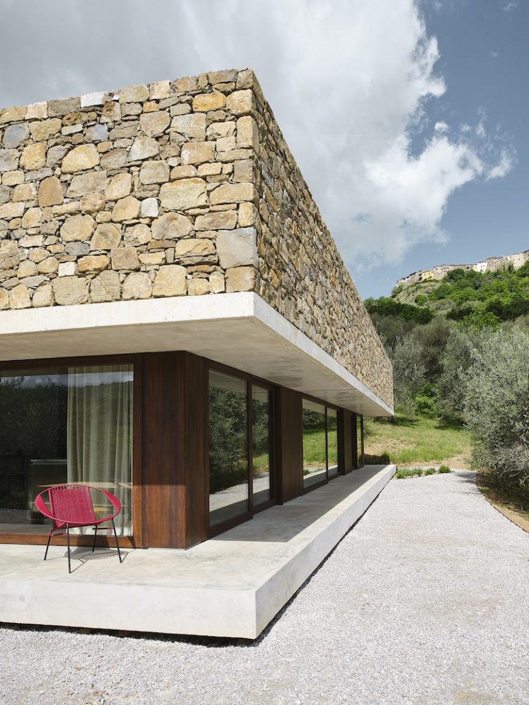Štvorcový dom s kamennou strechou v Taliansku