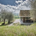 Štvorcový presklený dom s kamennou strechou v Taliansku