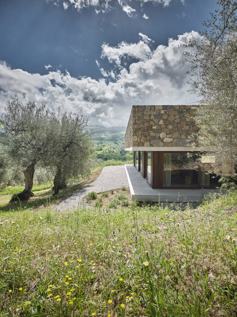 Štvorcový presklený dom s kamennou strechou v Taliansku