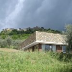 Hranatý presklený dom v lese Taliansko