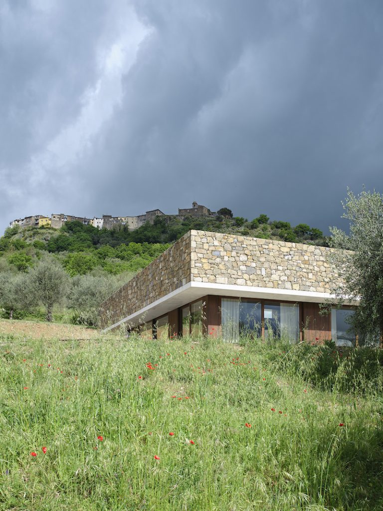 Hranatý presklený dom v lese Taliansko