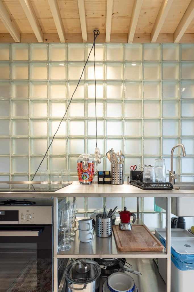 Kuchyňa so stenou zo sklenených tvárnic