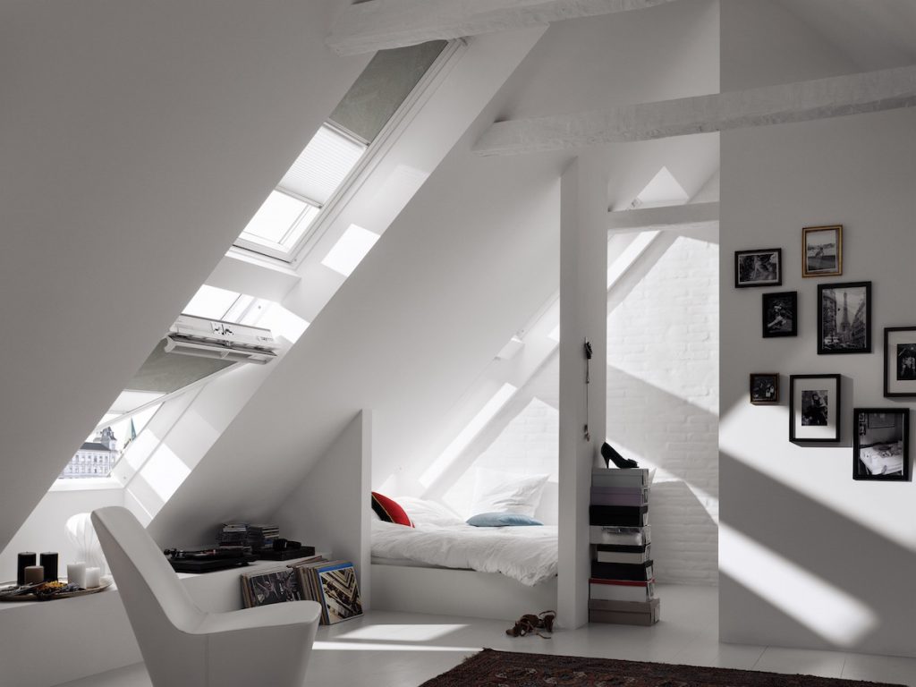 Moderná biela izba so strešným oknom