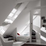 Moderná biela izba so strešným oknom