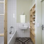 Biela kúpeľňa so smrekovým drevom