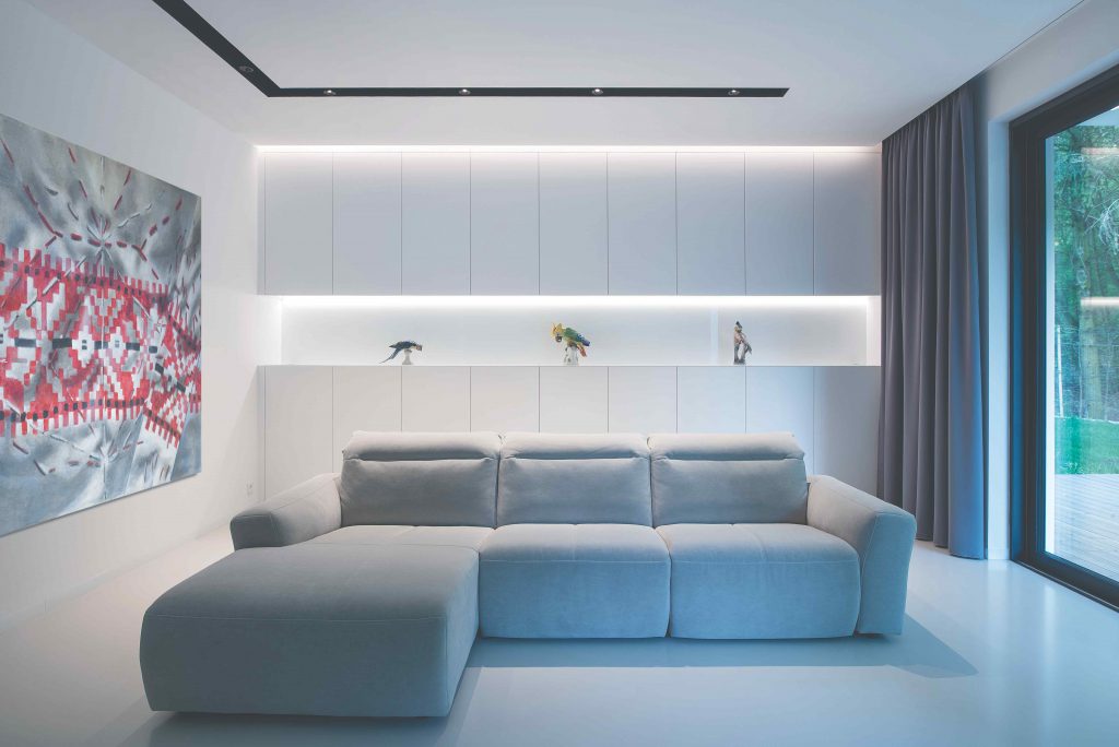 Moderná obývačka so sivou pohovkou a výrazným obrazom