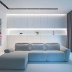 Moderná obývačka so sivou pohovkou a výrazným obrazom
