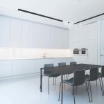 Biela moderná kuchyňa čierny jedálenský stôl