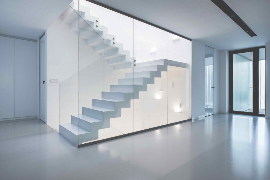 Presklené schodisko biele