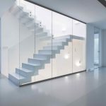 Presklené schodisko biele