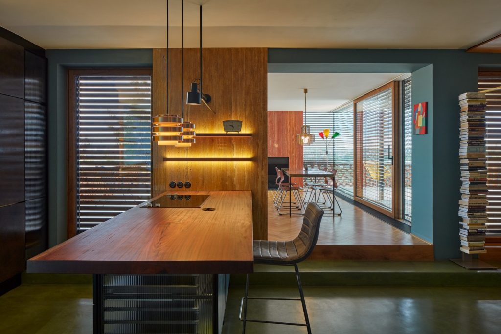 Kuchyňa s dreveným barovým pultom