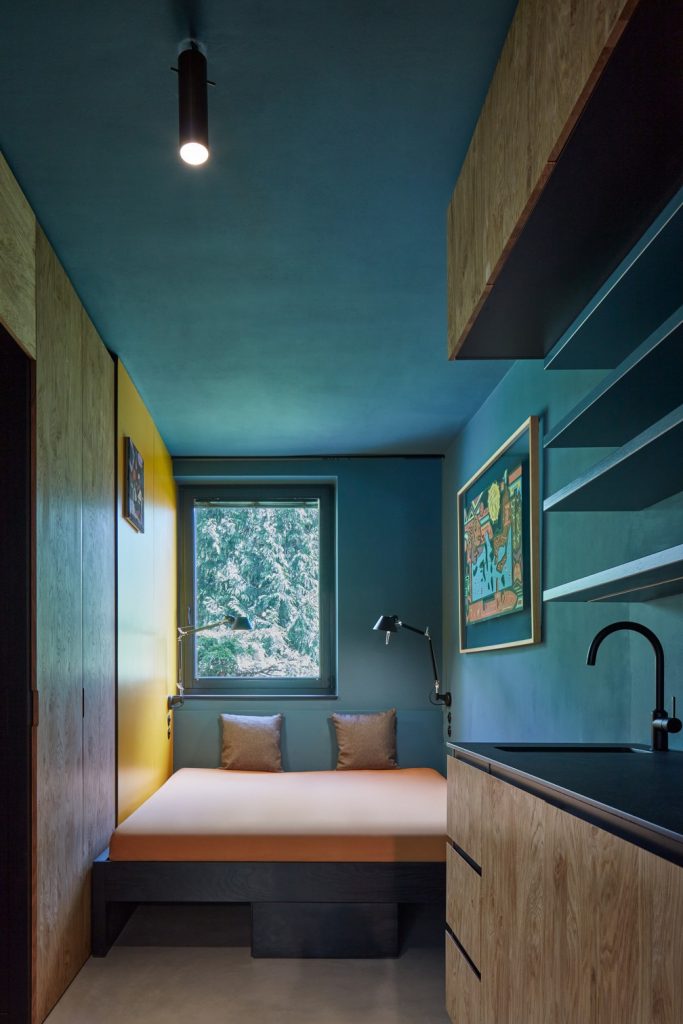 Izba s modrou a žltou stenou