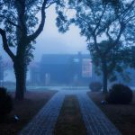 Chodník rezidencii v hmle
