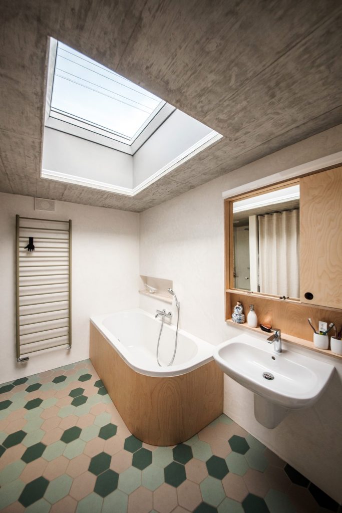 Kúpeľňa s vaňou a strešným oknom
