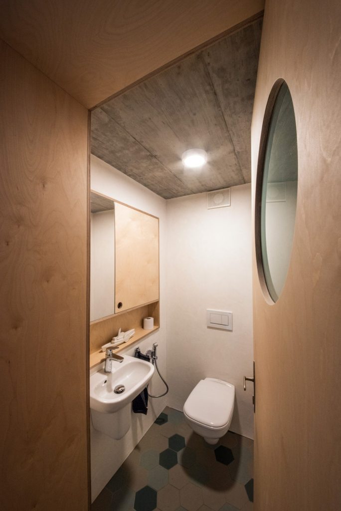 Toaleta s otvorenými dverami