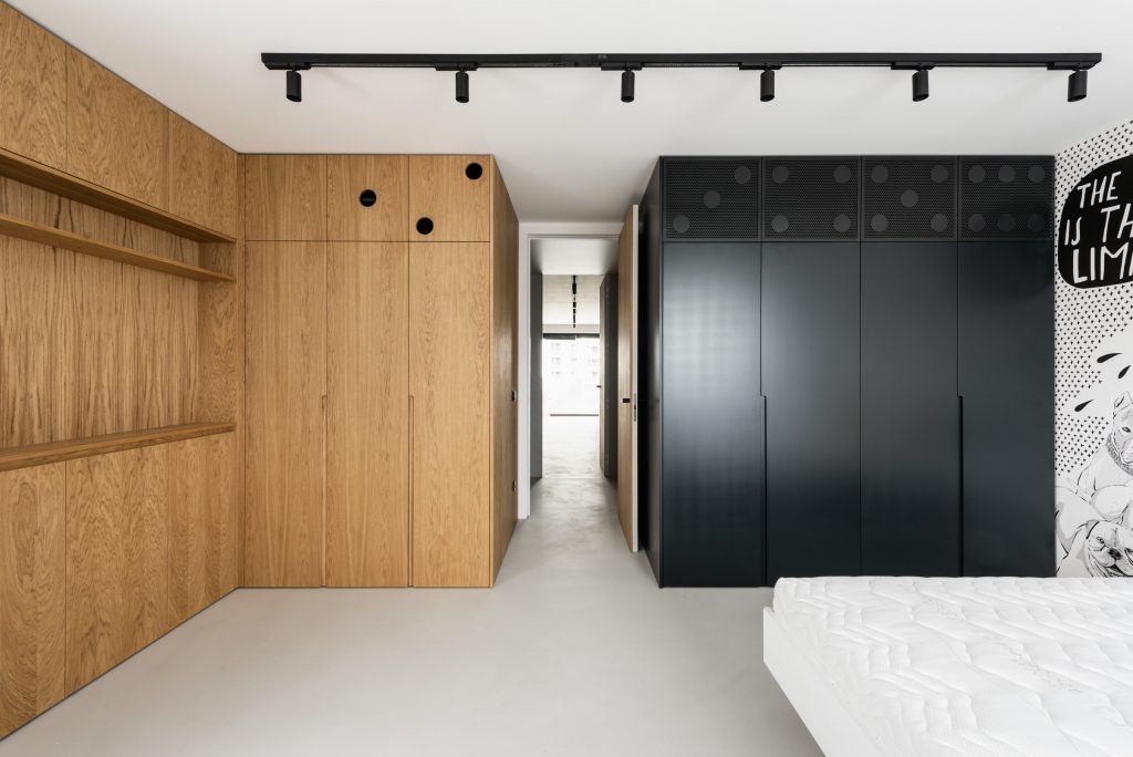 Drevené a čierne vstavané skrine v spálni