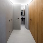 Chodba sivé steny dubový vstavaný nábytok