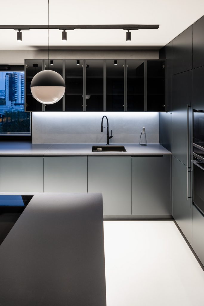 Čierna kuchyňa so svetlou podlahou