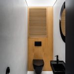 Sivočierna toaleta s drevenou stenou