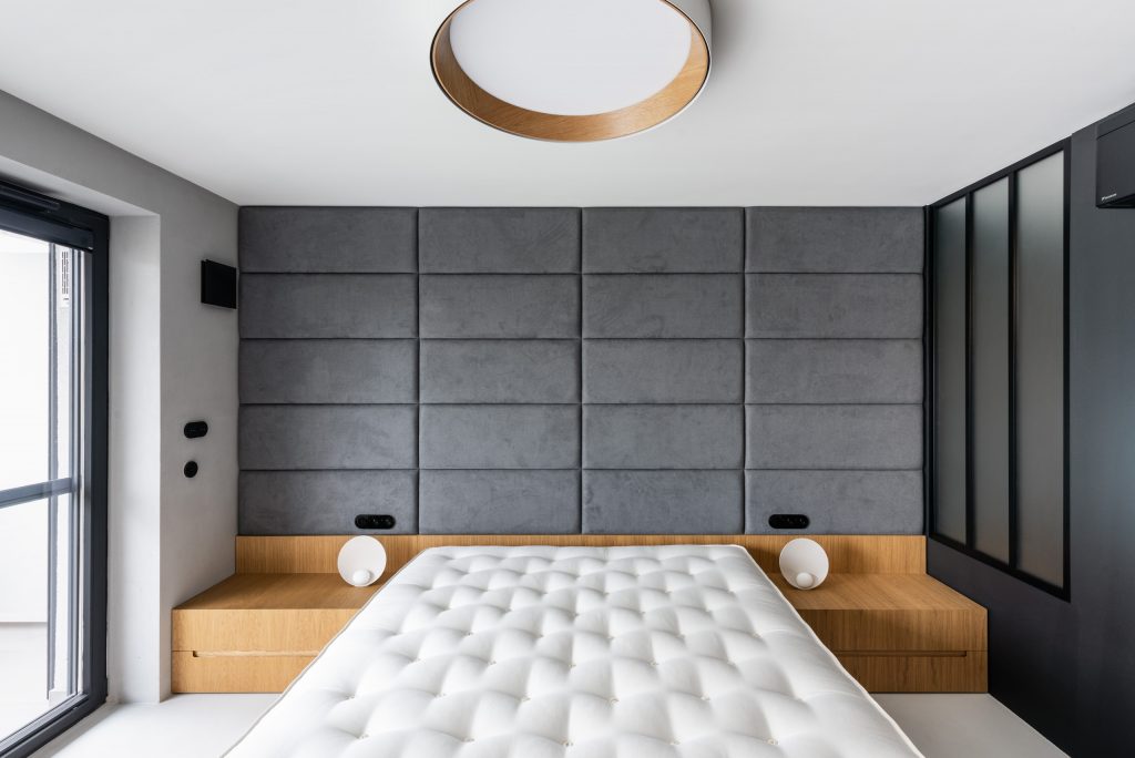 Luxusná spálňa s tapacírovanou stenou