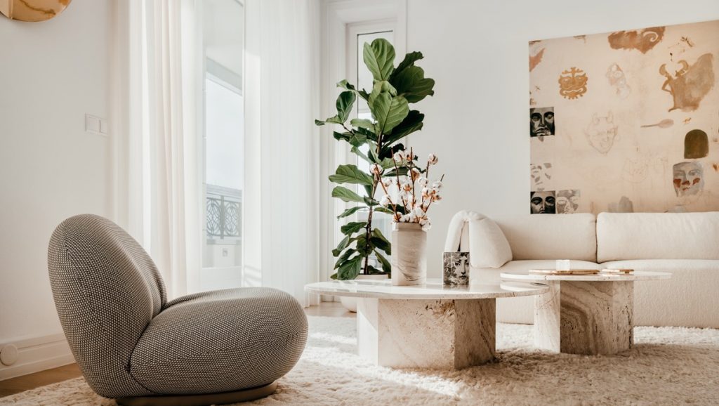 Dizajnová obývačka s bielymi závesmi