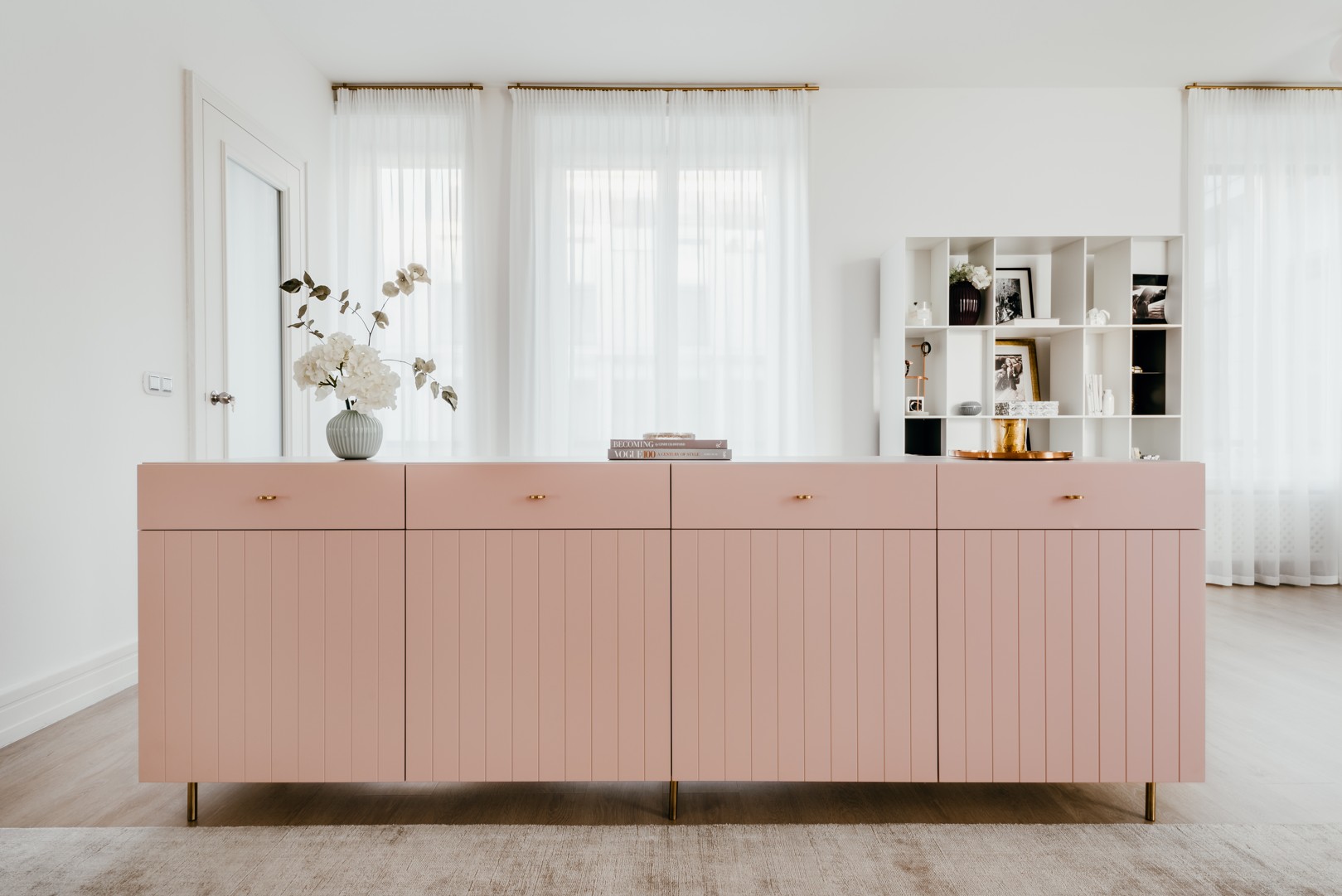 Súčasťou požiadavky bolo mať ženský mestský byt s nádychom elegancie a to sa podarilo. 