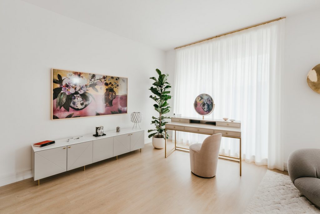 Dizajnová obývačka s bielymi závesmi