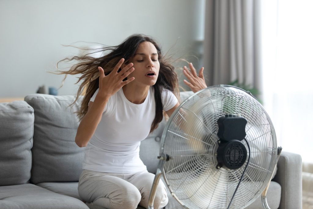 žena sa chladí pred ventilátorom