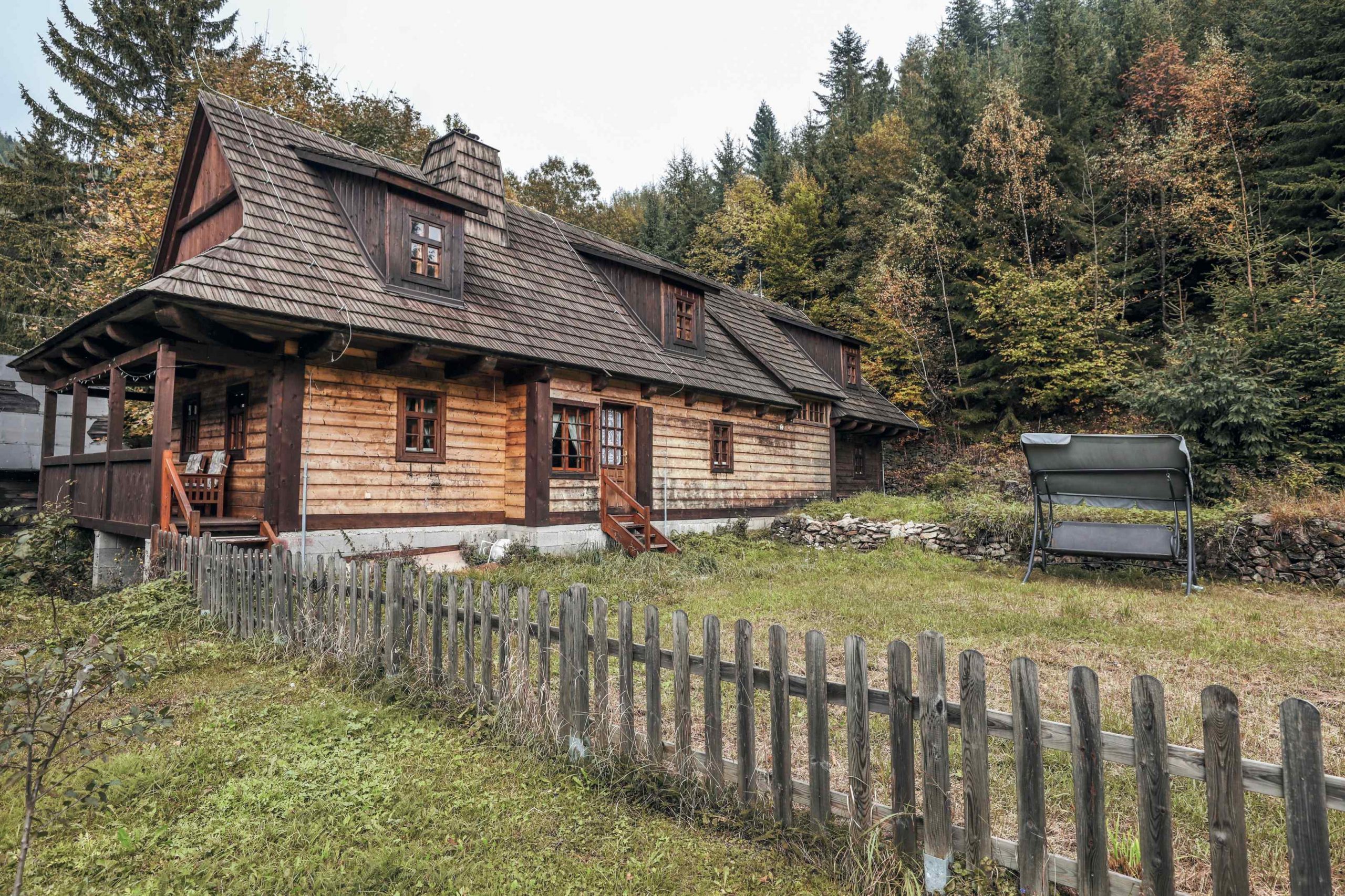 Rozloha pozemku je 302 m². Majitelia ho využívajú celoročne od kávy na lavičke cez turistiku, hubárčenie až po čítanie v tráve.