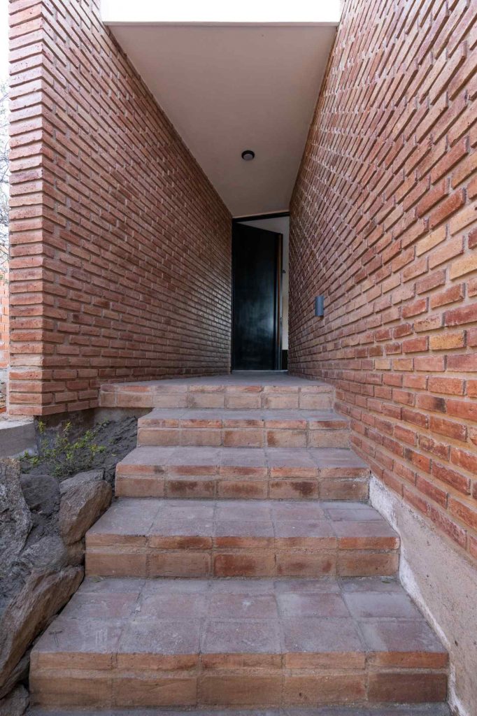 Tehlové schody do domu