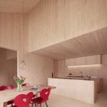 Smreková kuchyňa s jedálňou a červenými stoličkami