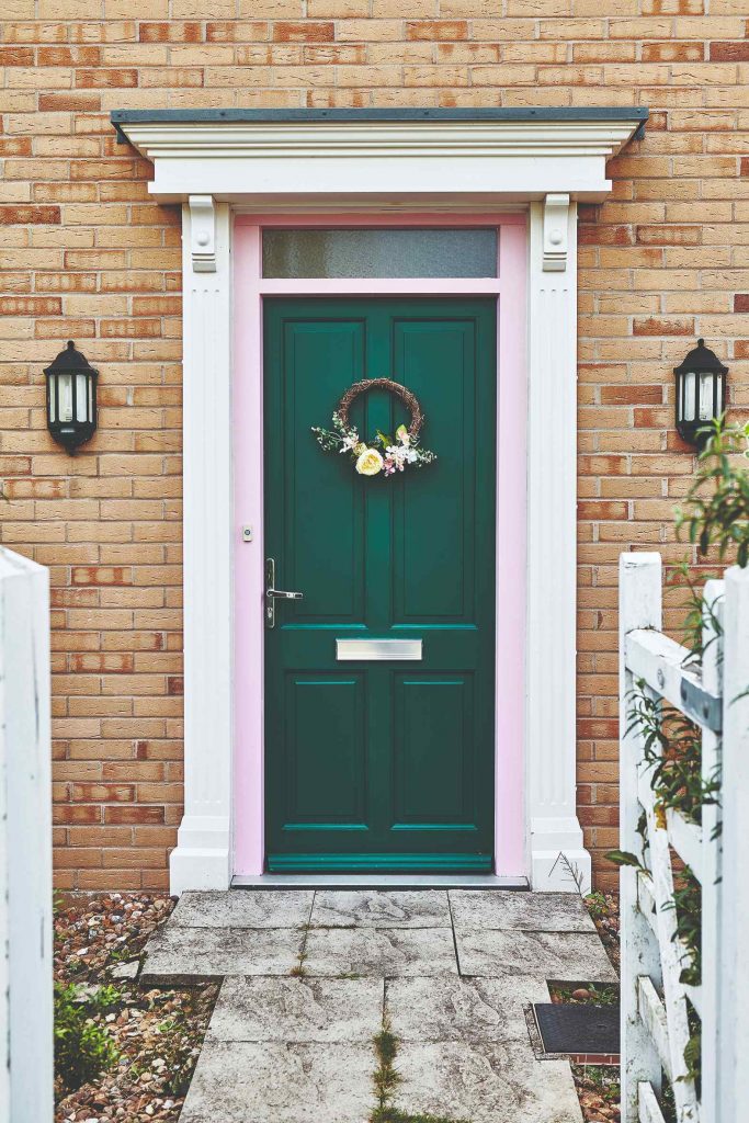 Zelené vchodové dvere na anglickom dome