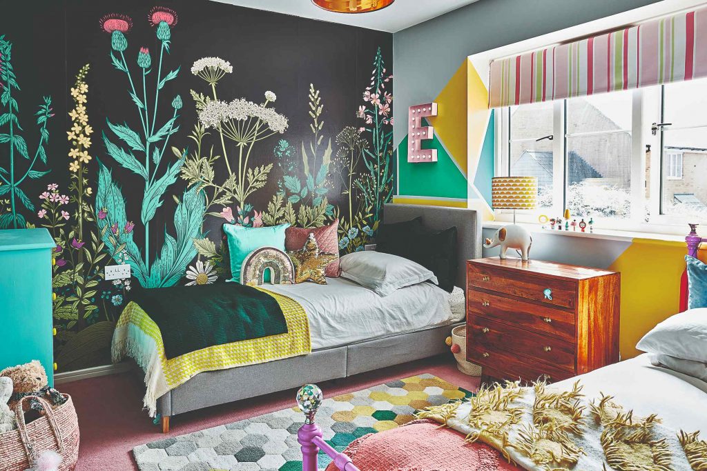 Detská izba s maľovanými farebnými stenami