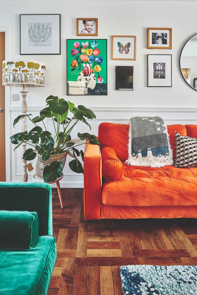 Kút obývačky so zeleným a oranžovým gaučom